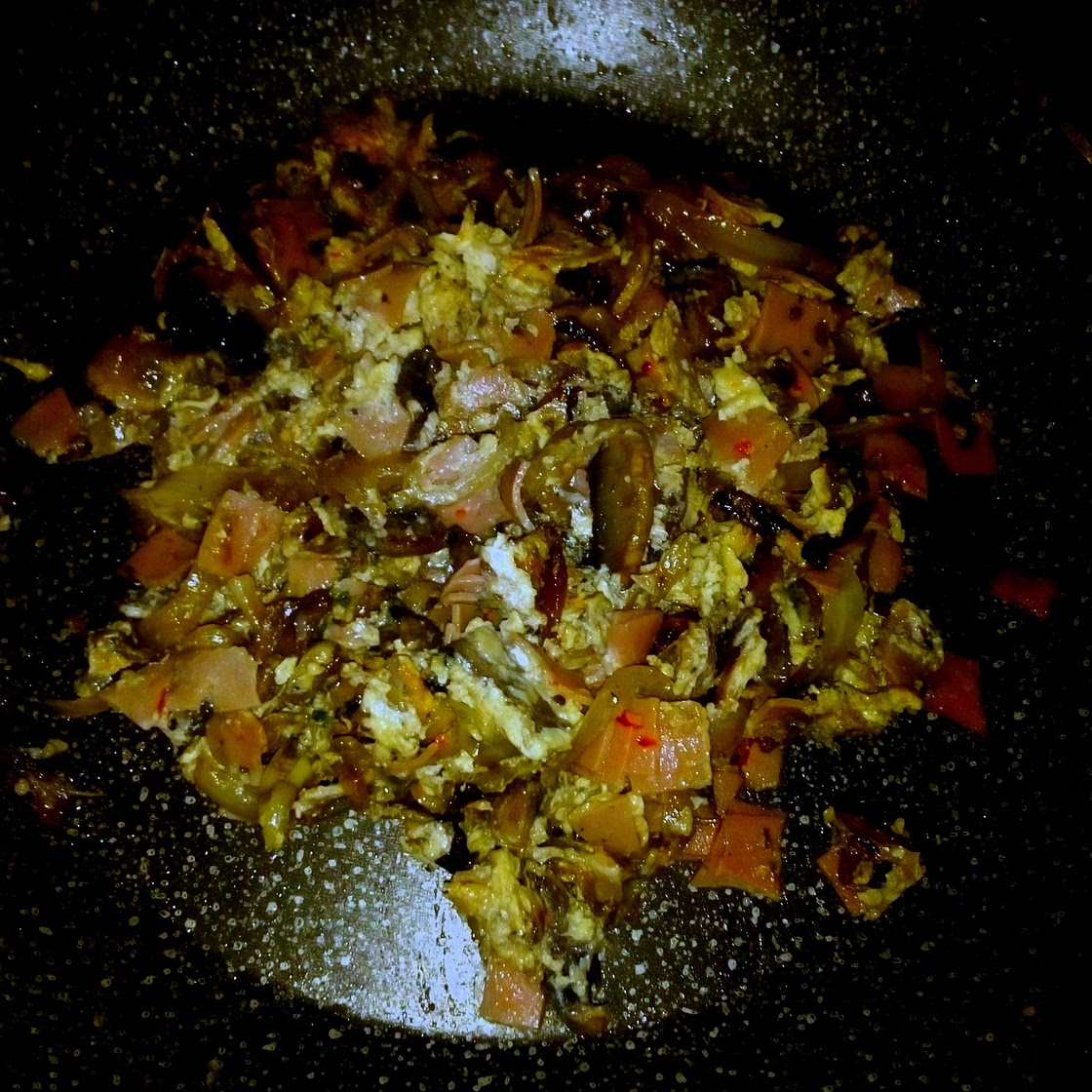 Mushroom scrambled eggs with ham
