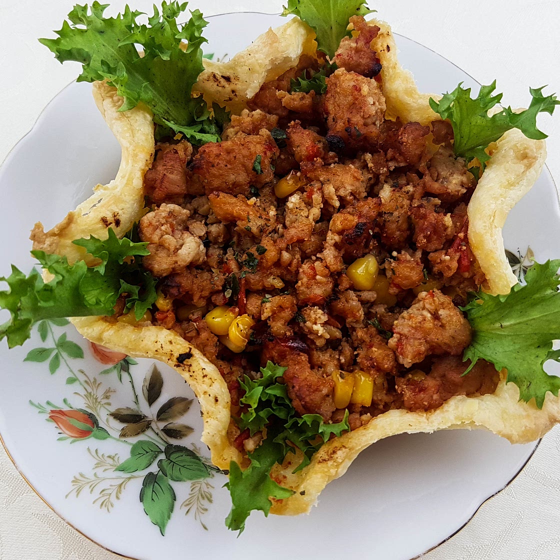 Minced chicken in puff pastry baskets
