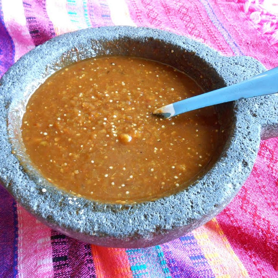 Salsa de Chile Morita y Chile de Arbol en Molcajete
