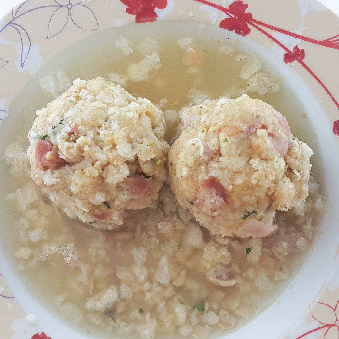 Bavarian bread dumplings (with bacon)
