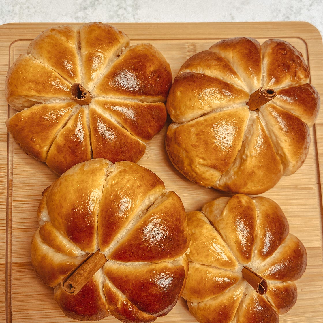 Pumpkin Shaped Buns 