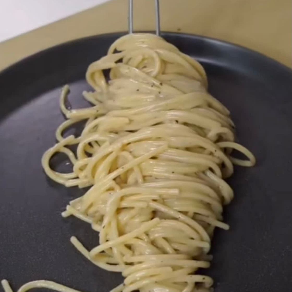 Quick and easy cacio e pepe #foodtiktok #tiktokcooks #learnontiktok