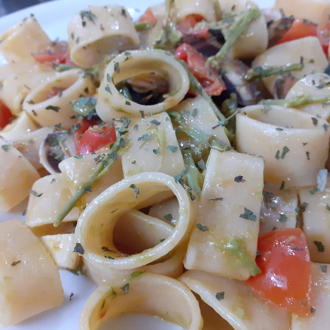 Calamarata con crema di asparagi , Pomodorini e vongole