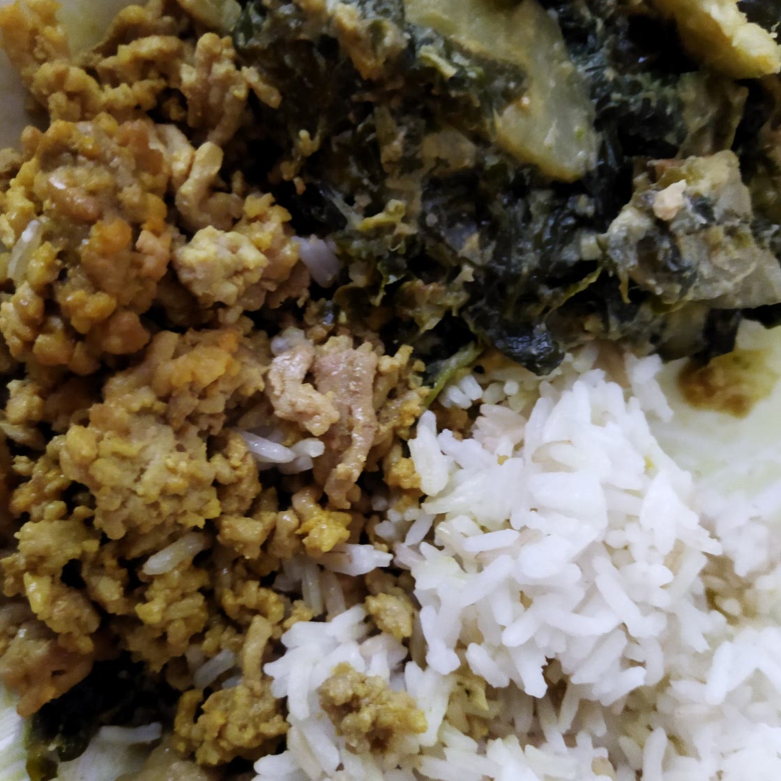 Tumeric pork with hummus cuccs/spinach