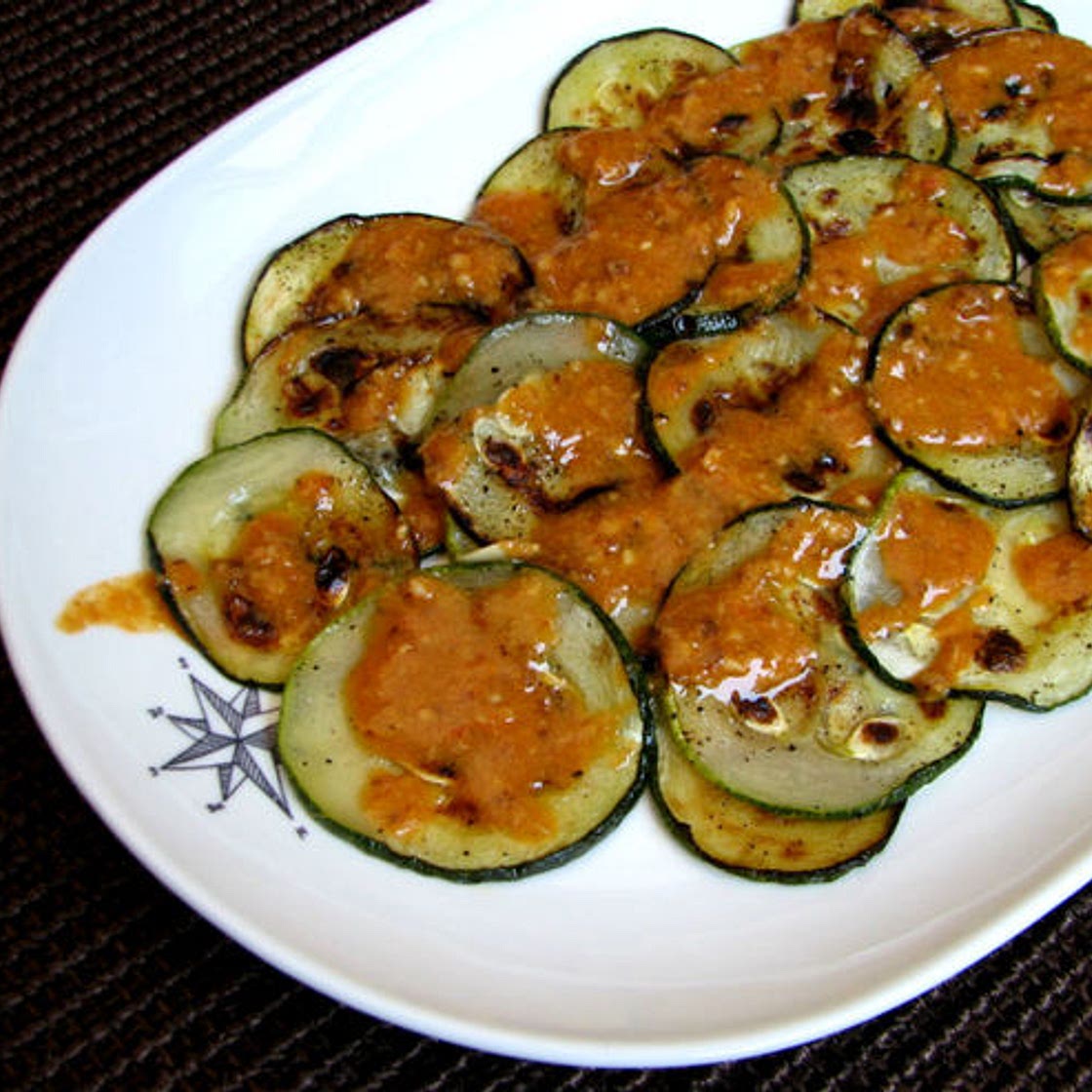 CALABACINES ASADOS CON SALSA DE PIMIENTO Y ALMENDRAS