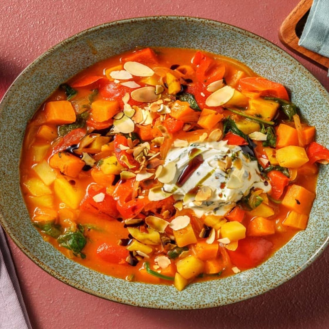 Süßkartoffeleintopf mit Paprika & Kürbiskernöl Bei diesem Gericht wird 50% weniger CO2e durch Zutaten & Transport verursacht als bei einem durchschnittlichen HelloFresh Rezept