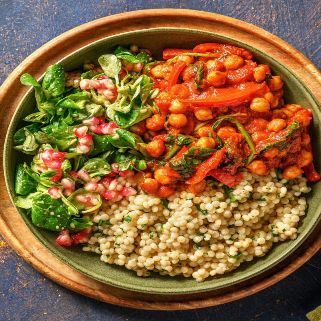Kichererbsen-Baharat-Bowl mit Perlencouscous Bei diesem Rezept wird 50% weniger CO2e durch Zutaten & Transport verursacht als bei einem durchschnittlichen HelloFresh Rezept