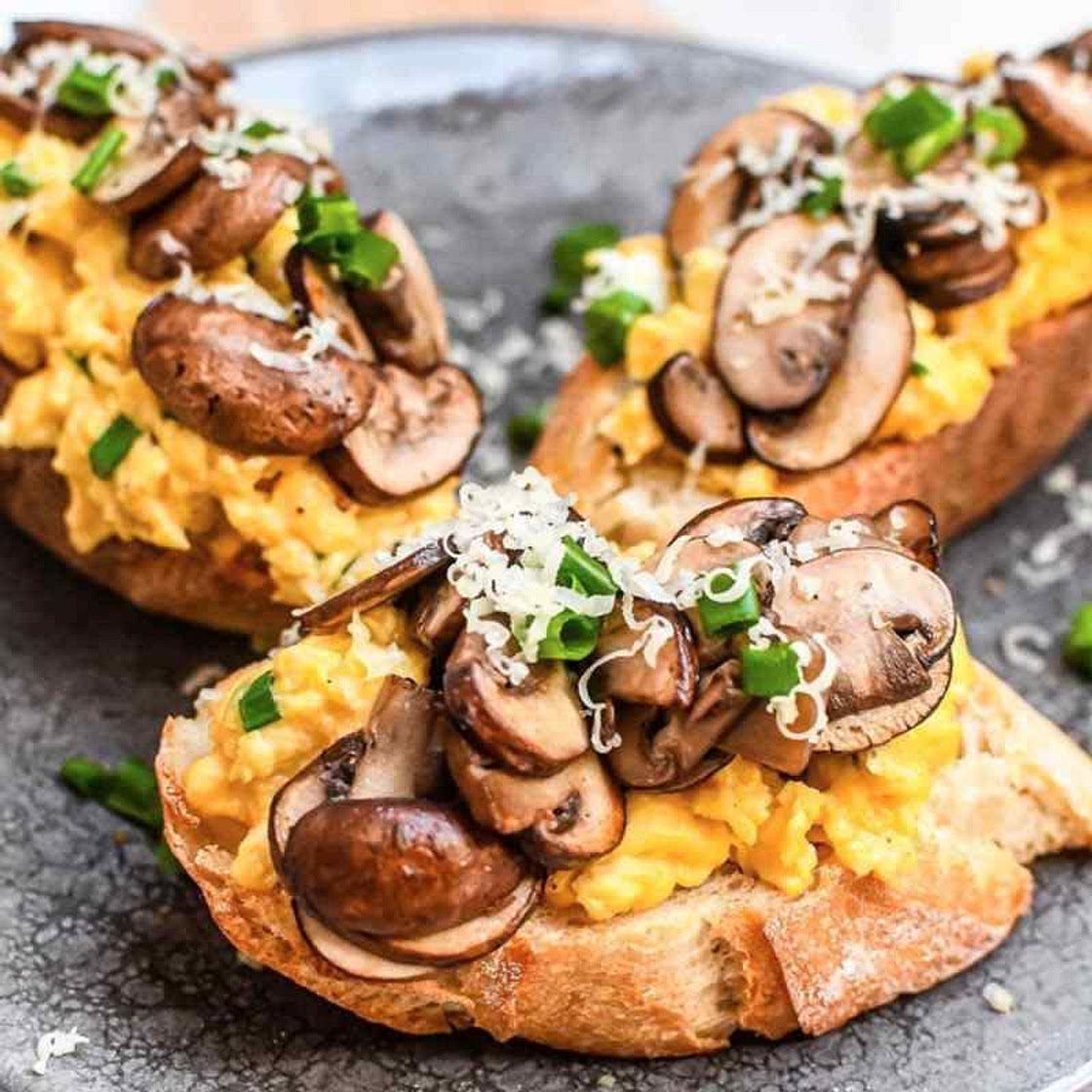 Toasts aux œufs et aux champignons
