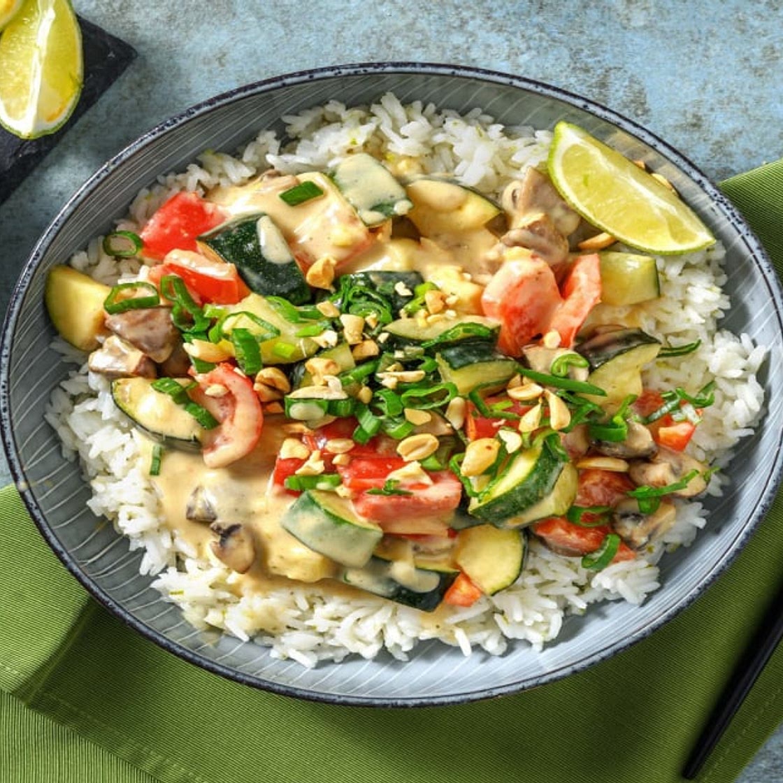 Scharfes grünes Gemüsecurry auf Limettenreis Bei diesem Rezept wird 50% weniger CO2e durch Zutaten & Transport verursacht als bei einem durchschnittlichen HelloFresh Rezept