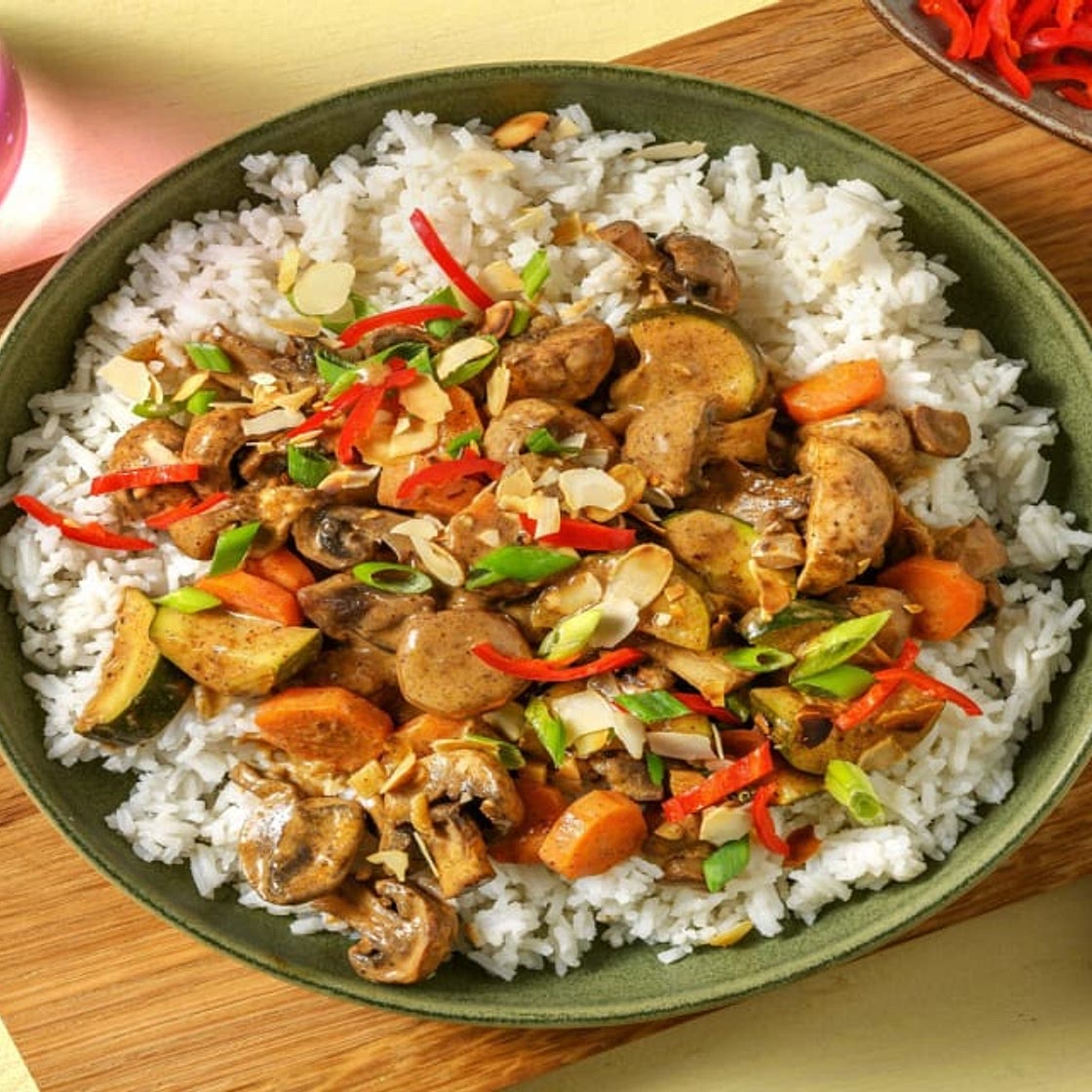 Indisches Korma Curry mit Zucchini Bei diesem Rezept wird 50% weniger CO2e durch Zutaten & Transport verursacht als bei einem durchschnittlichen HelloFresh Rezept