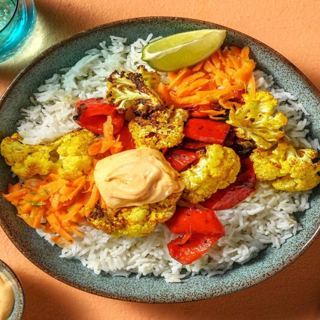 Vegane Asia-Bowl mit Röst-Blumenkohl Nigella-Reis und Sriracha-Mayo