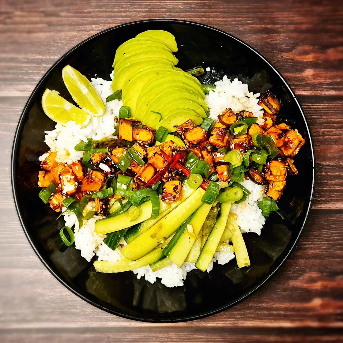 Vegane Bowl mit Sesam-Süßkartoffel scharfen Buschbohnen, Avocado und Asia-Dressing