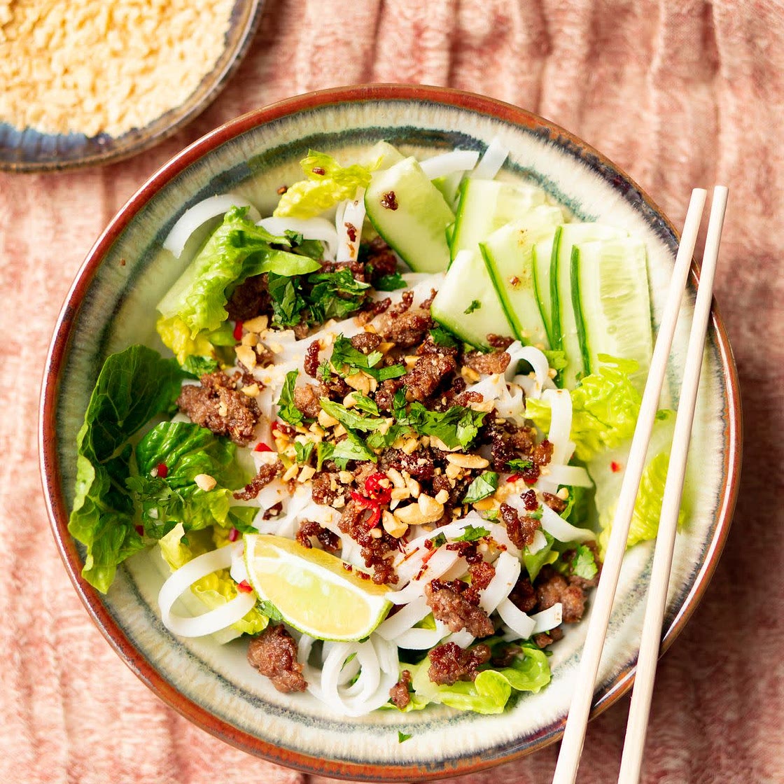 Frisse Vietnamese noedelsalade met gehakt