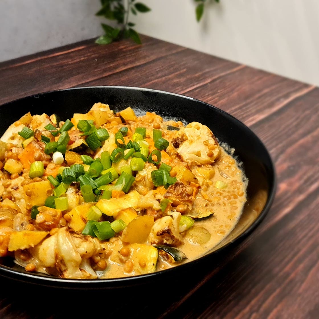 Veganes buntes Massaman-Curry Bei diesem Rezept wird 50% weniger CO2e durch Zutaten & Transport verursacht als bei einem durchschnittlichen HelloFresh Rezept