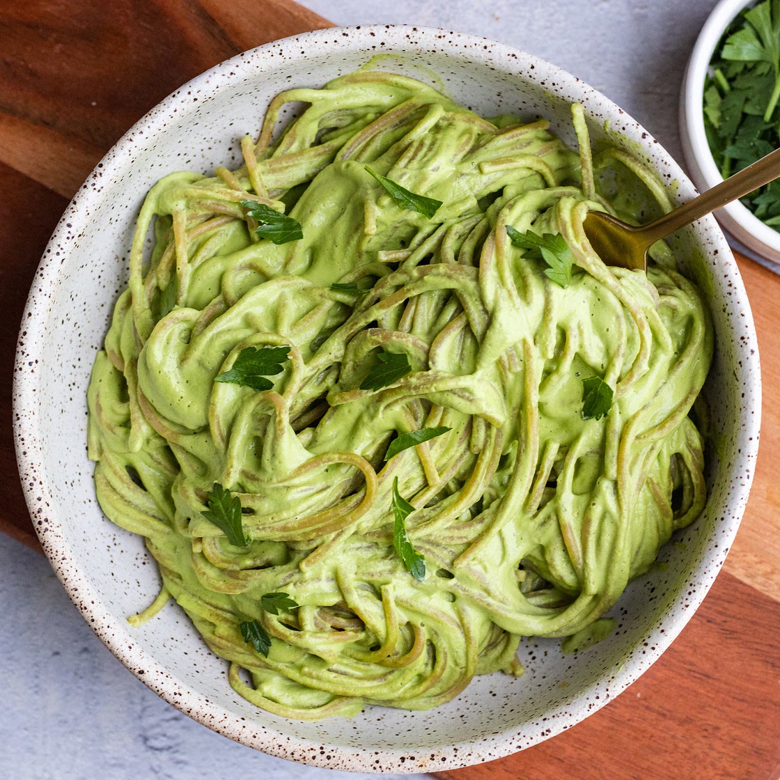 Vegan Creamy Spinach Garlic Pasta with Cashews and Parsley