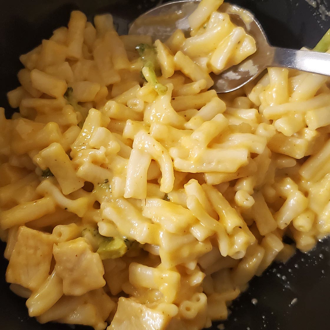 White Cheddar Mac and Cheese with Chicken and Broccoli