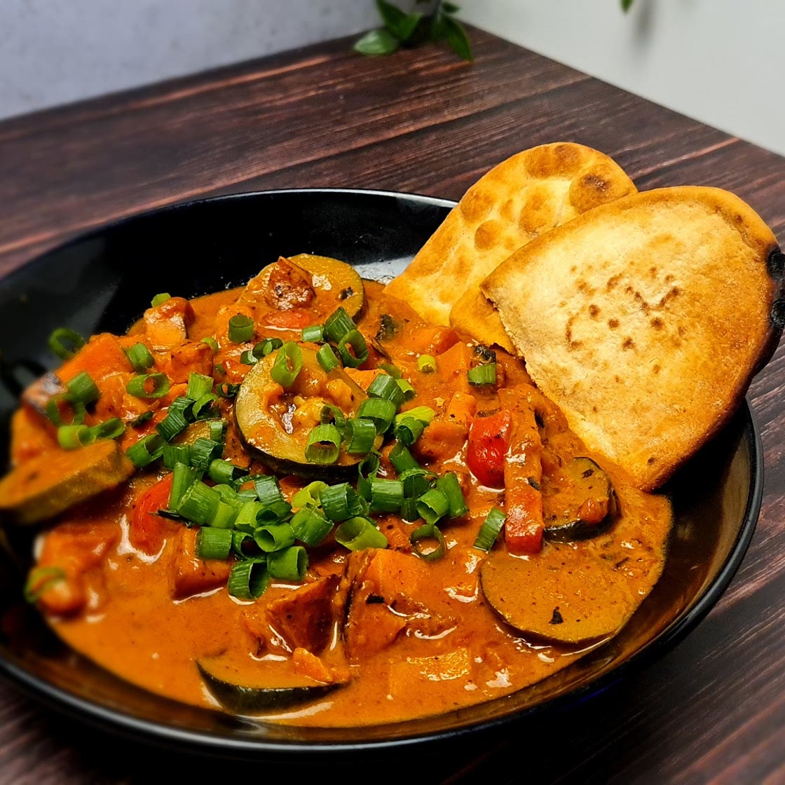 Tikka-Masala-Curry mit Süßkartoffel Bei diesem Rezept wird 50% weniger CO2e durch Zutaten & Transport verursacht als bei einem durchschnittlichen HelloFresh Rezept