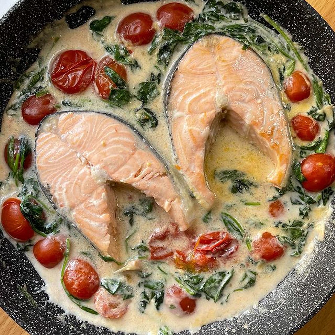 Filetto di salmone con panna, spinaci e pomodorini