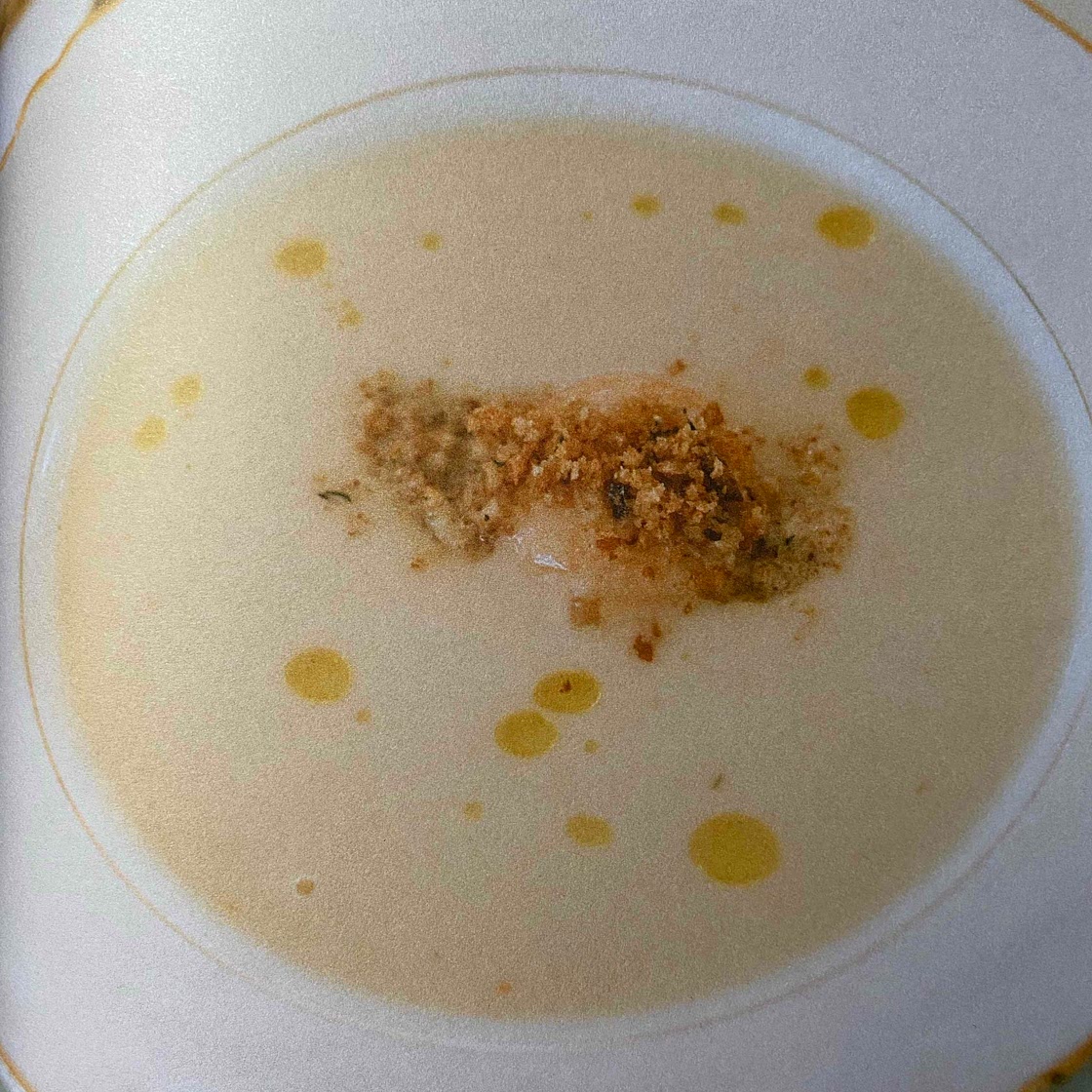 Aromatische witte ui en knoflooksoep 