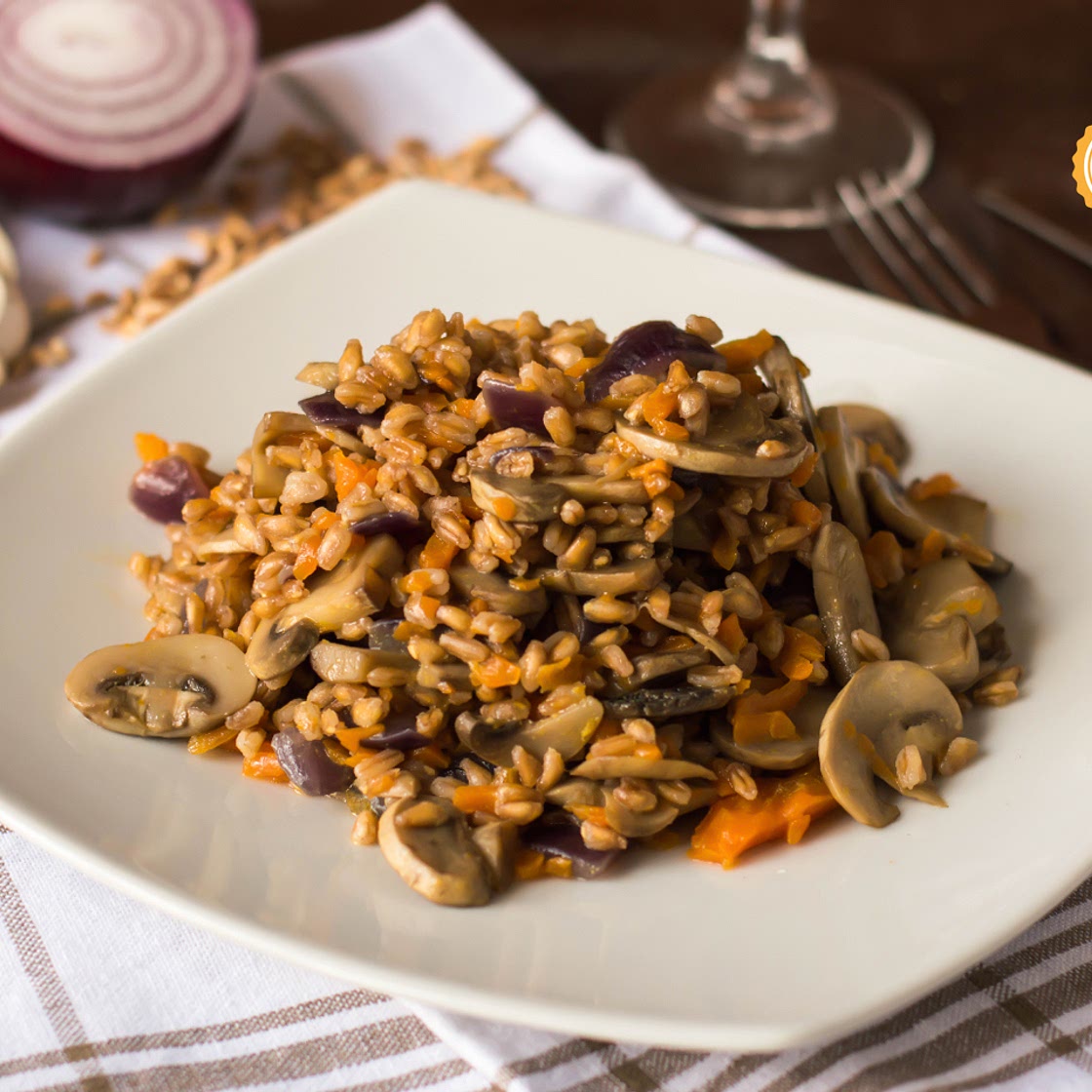 Farro con funghi carote e cipolla rossa
