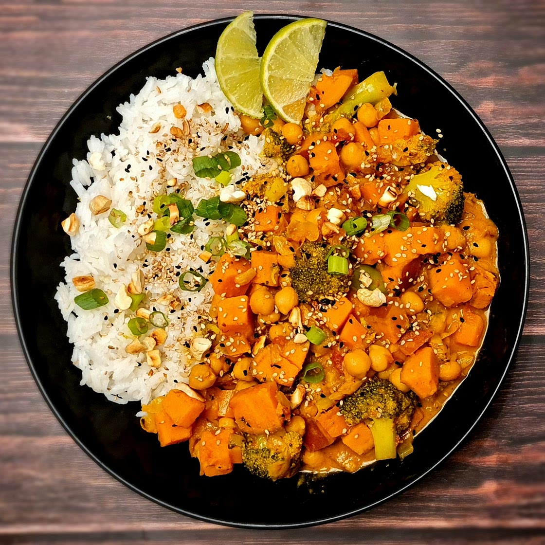Süßkartoffel-Kichererbsen Curry mit Kokosmilch
