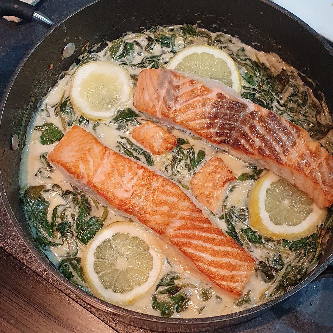 Creamy garlic, lemon & spinach salmon