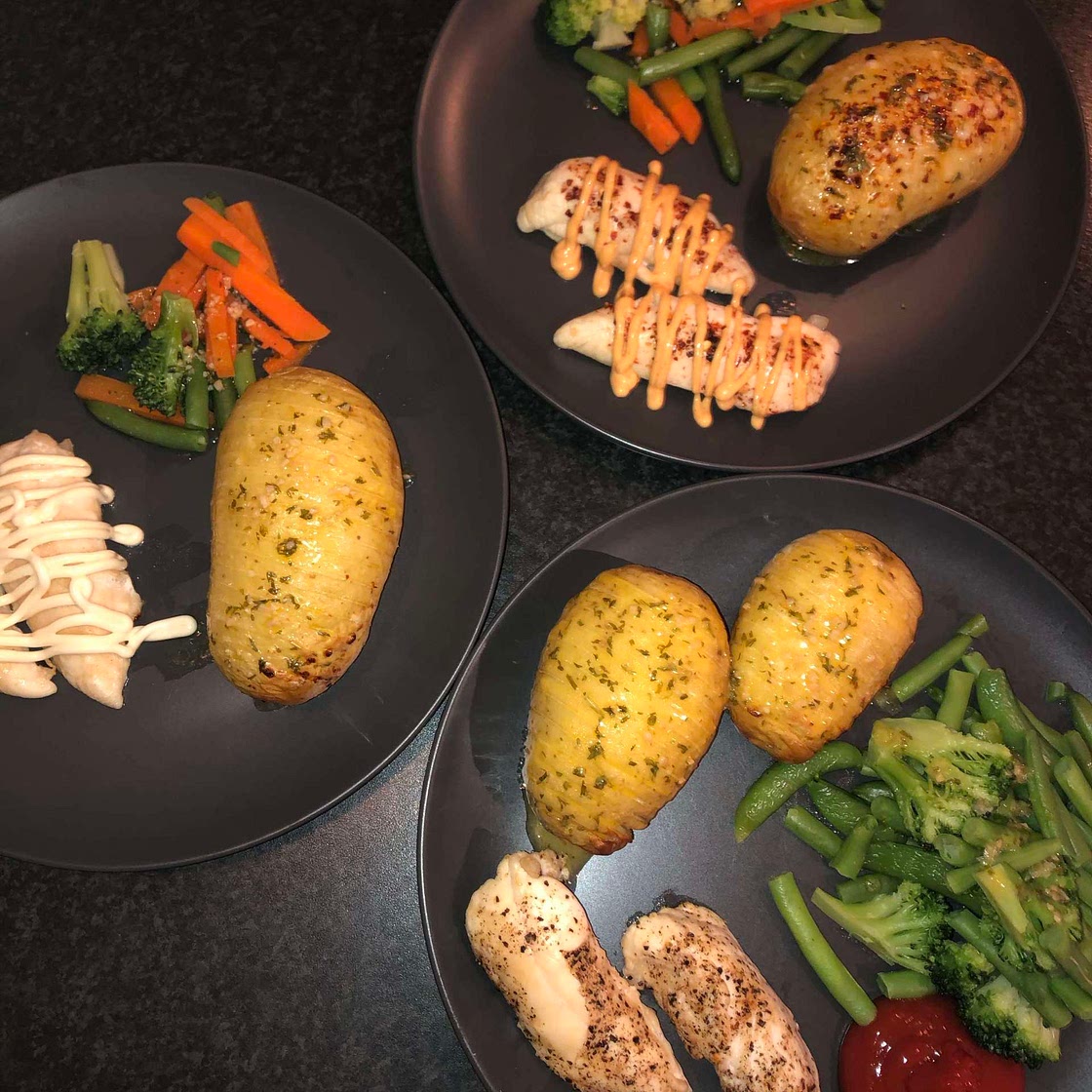 Chicken with hassleback potatoes and veggies 