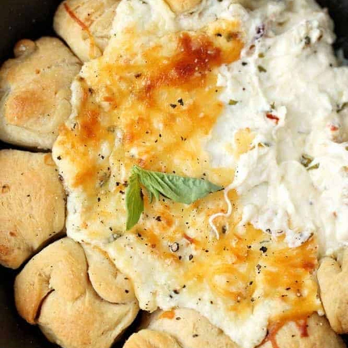 CHEESY PIZZA SKILLET DIP