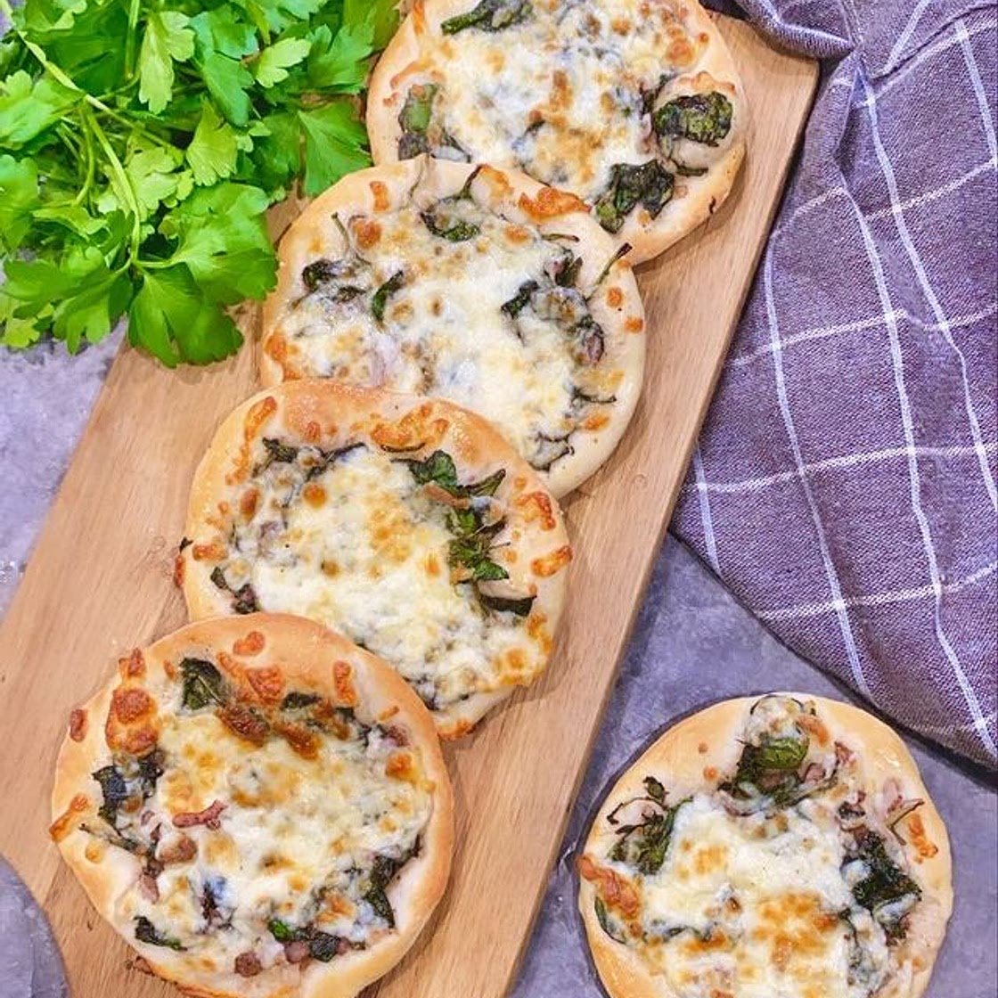 Do you like spinach and cheese pies? It’s so delicious I used my fast dough to make them and they turned out so delicious Get recipe below 👇 ✨Dough recipe: 5 cups flour 2cups warm water 1/2 cup vegetable oil 2 tbsp sugar 2 tbsp yeast 1 tsp salt ✨Filling r