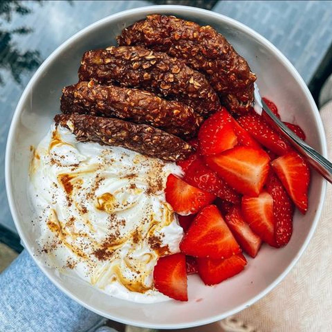SWIPEE FOR THE DIP ➡️!! 🍪👅✨ . . . It’s been a HOT MINUTE since I shared a breakfast cookie bowl with you guys, so here’s yesterday’s scene! As you know I’ve been making these high protein oat cookies for years n years and they never get old. Such a quick