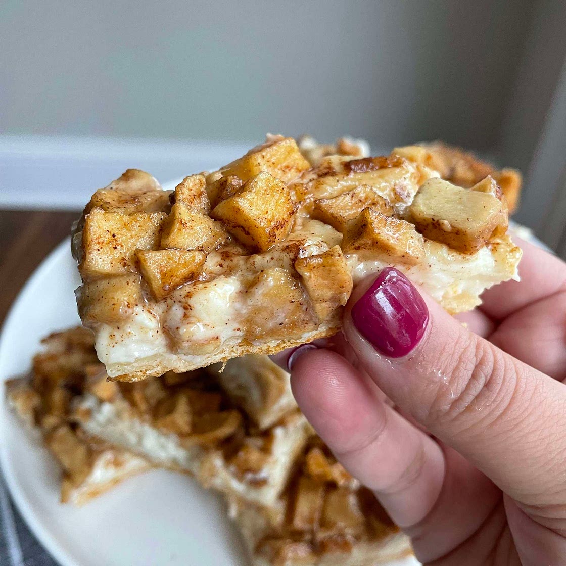 Apple cheesecake bars