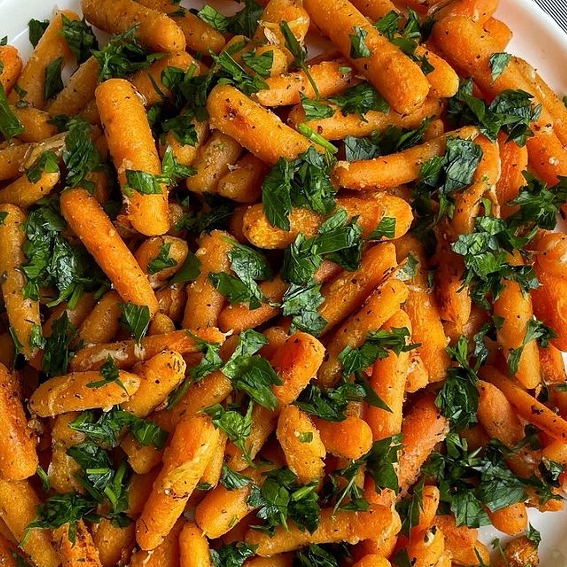 WHAT DO YOU CALL AN ANGRY CARROT? A steamed veggie 😂 Try these for a guilt free side dish this holiday season! 8 cups baby carrots 1 1/2 teaspoon salt 1/4 teaspoon pepper 1 teaspoon garlic powder 1 teaspoon Italian seasoning 2 tablespoon olive oil 1/2 cup