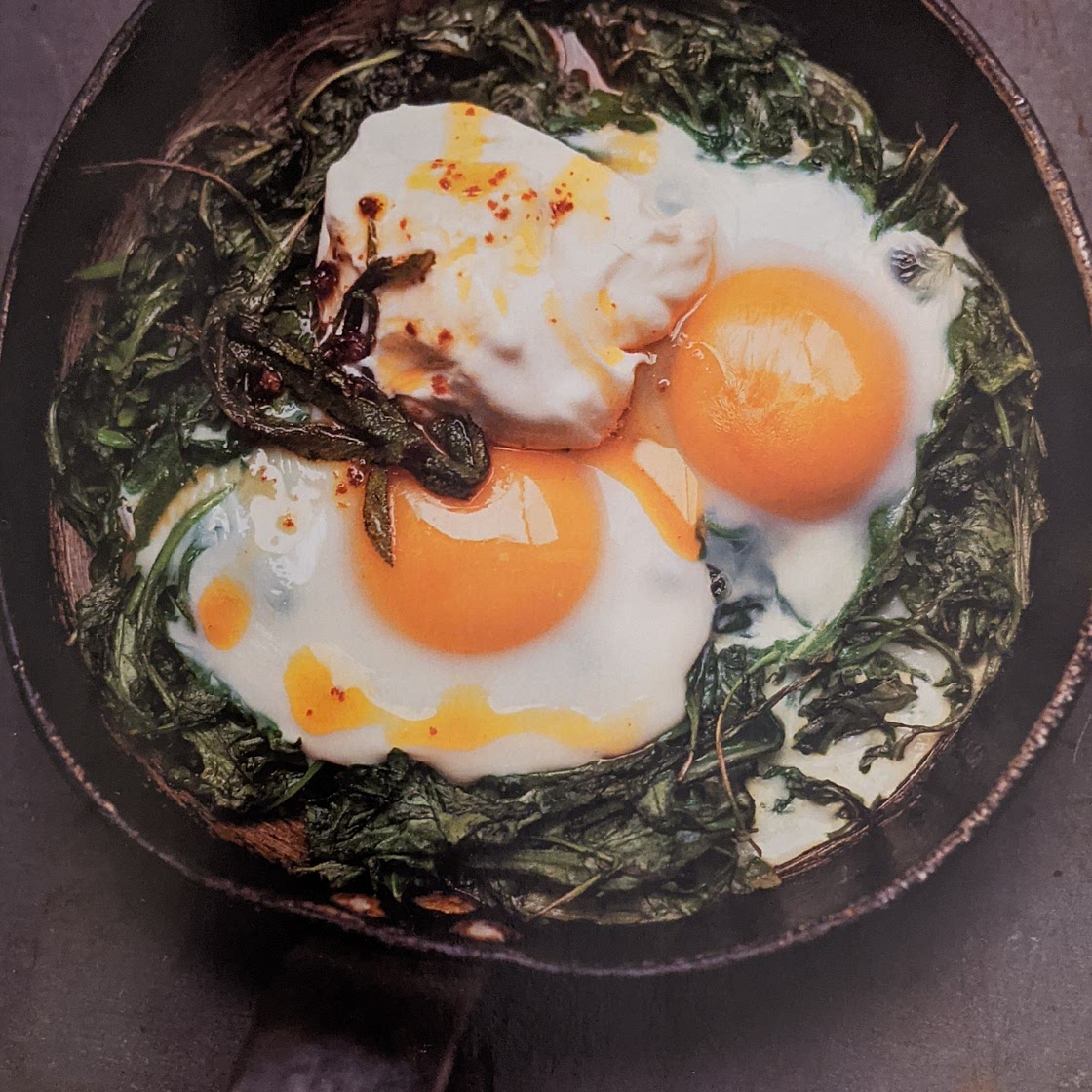 Oeufs à la roquette, yogourt et beurre épicé