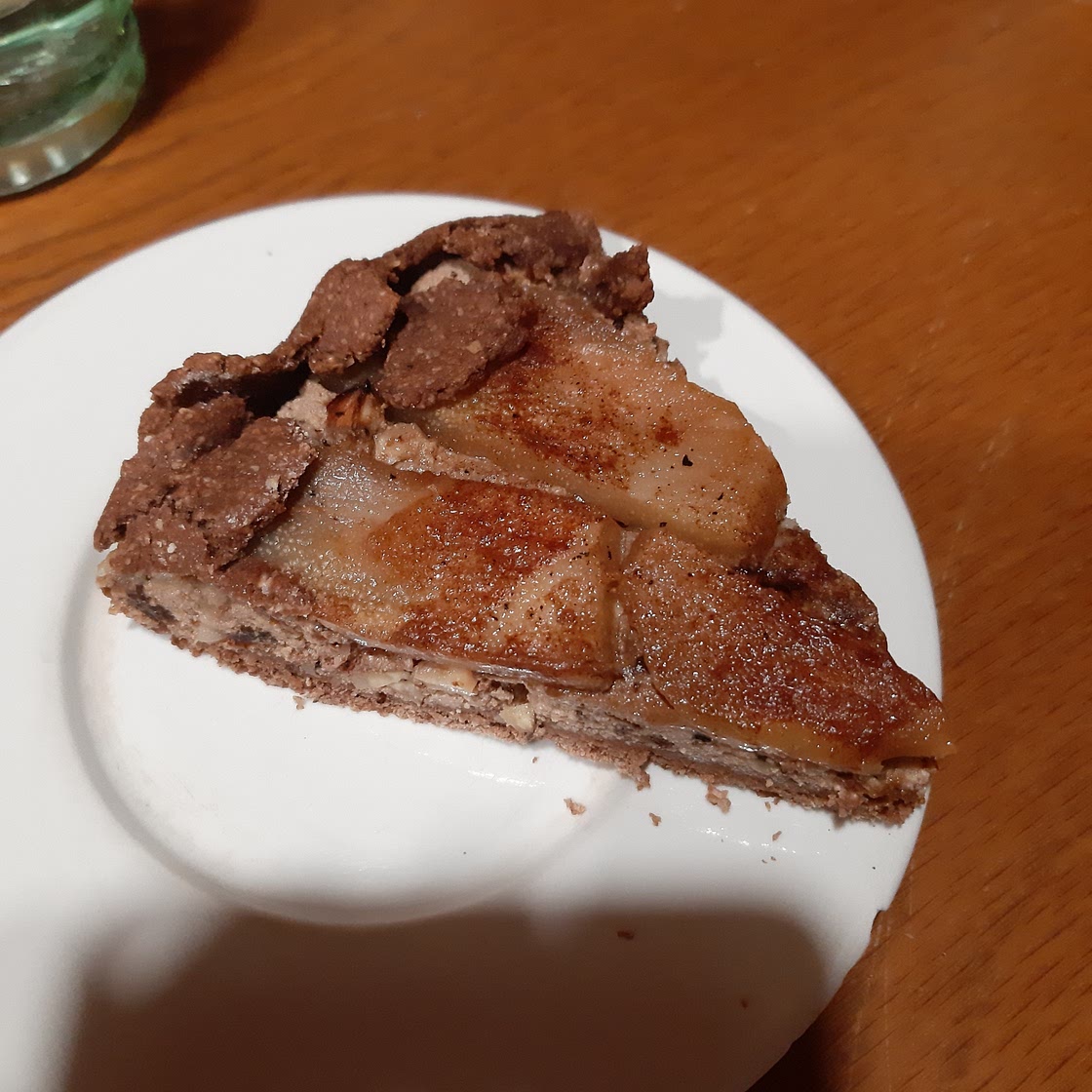 crostata al cioccolato, pere e nocciole