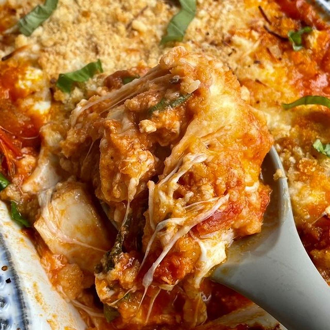 What do you call a chicken that goes on a safari? An eggs-plorer If you love chicken parmesan your gonna love this one pan meal! 2 pounds boneless skinless chicken breast 1/2 teaspoon salt 1/2 teaspoon garlic powder 1/4 teaspoon black pepper 1 tbs fresh ch