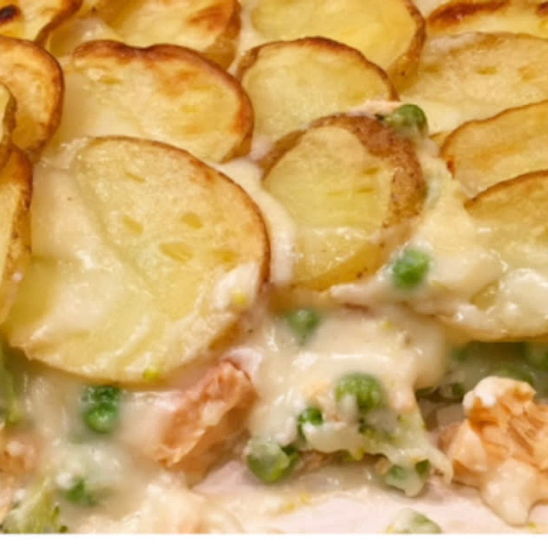 Salmon and broccoli Pot bake