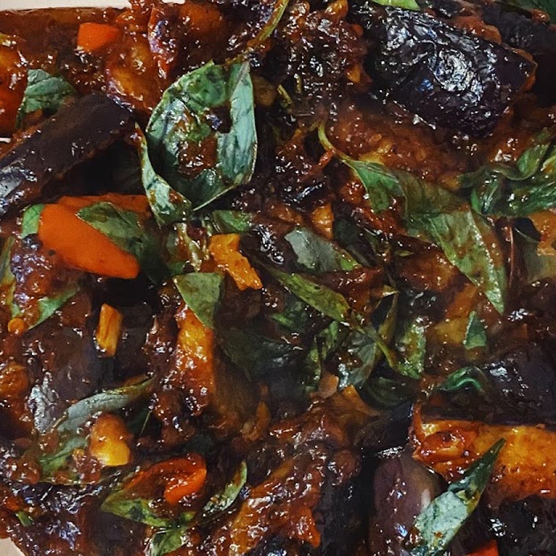 THE BEST AUBERGINES YOU'LL EVER HAVE: ROSA'S STIR FRIED CHILLI AUBERGINE WITH THAI BASIL