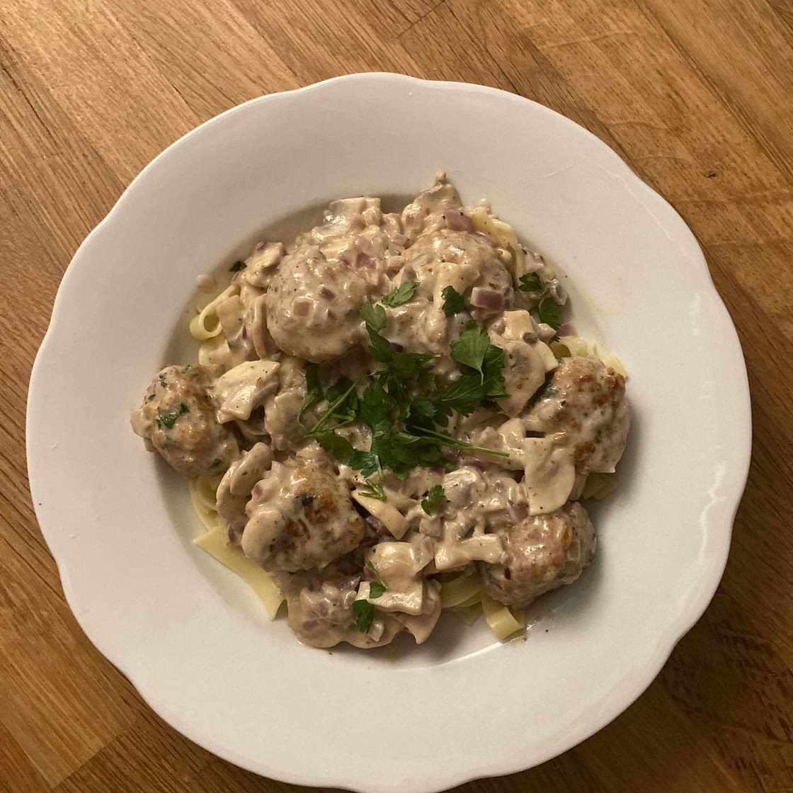 Pasta champi-roomsaus met kipgehaktballetjes