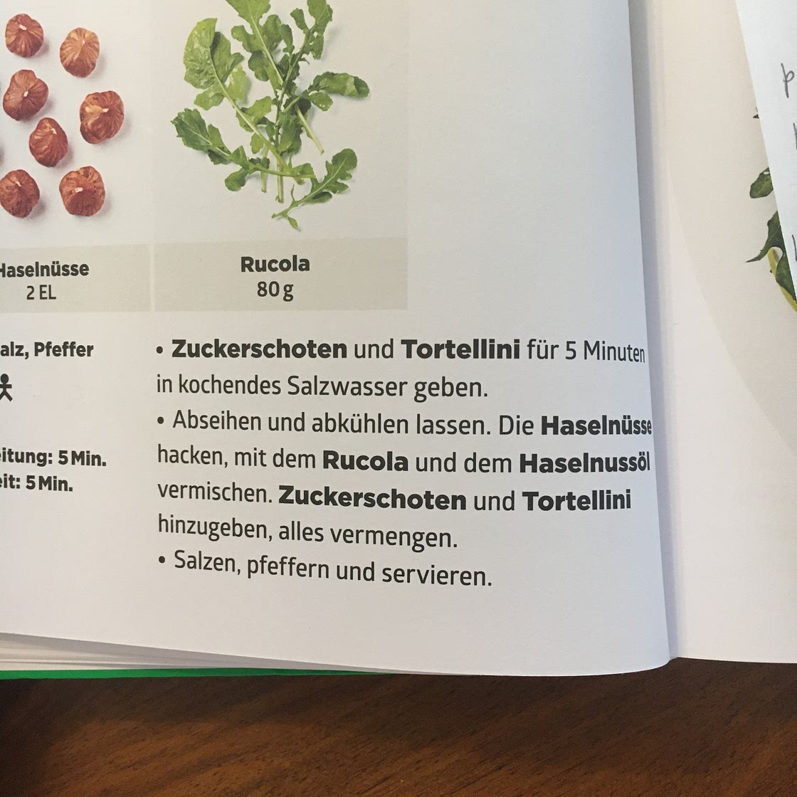 Tortellini-Salat mit Haselnüssen