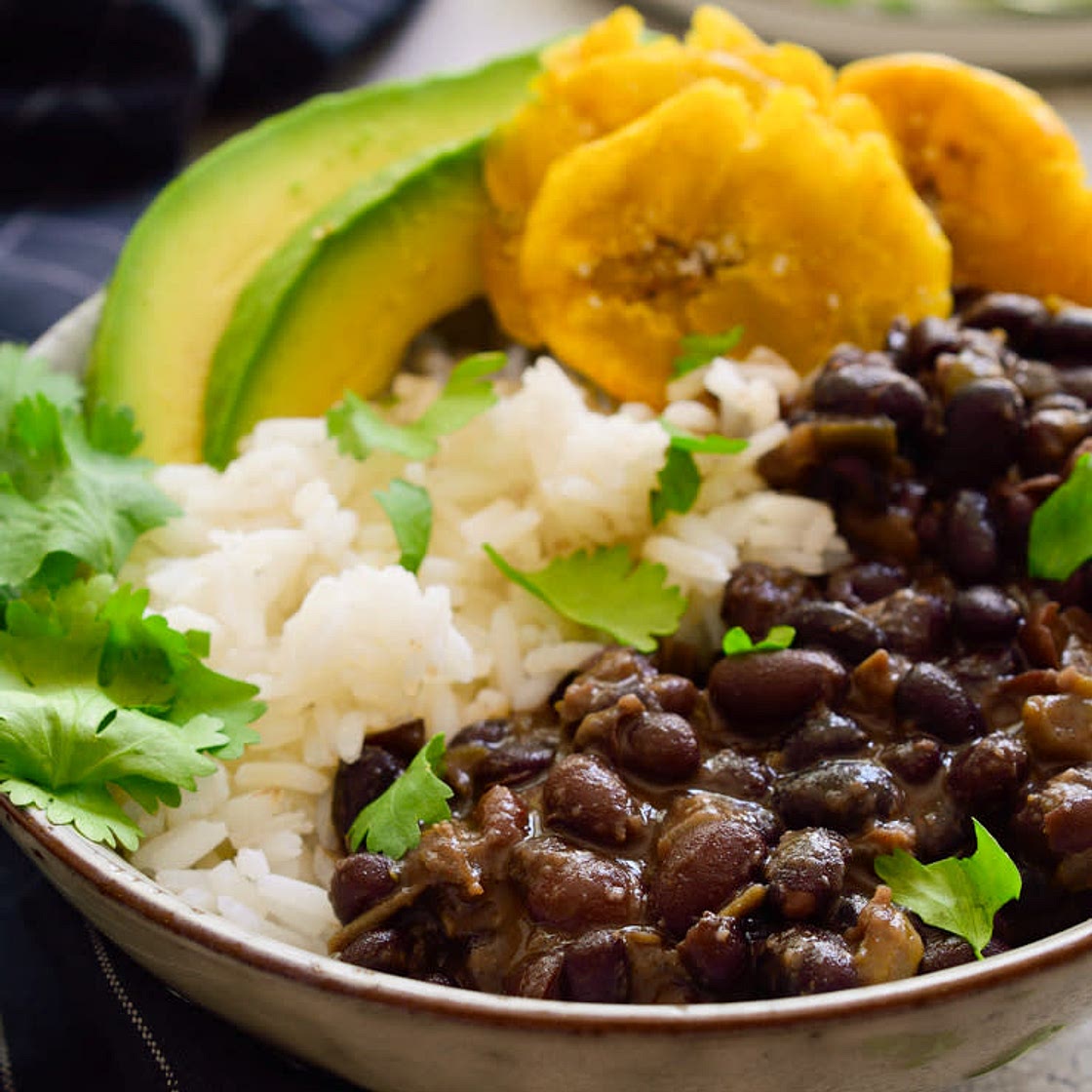 Arroz con Frijoles y ensalada