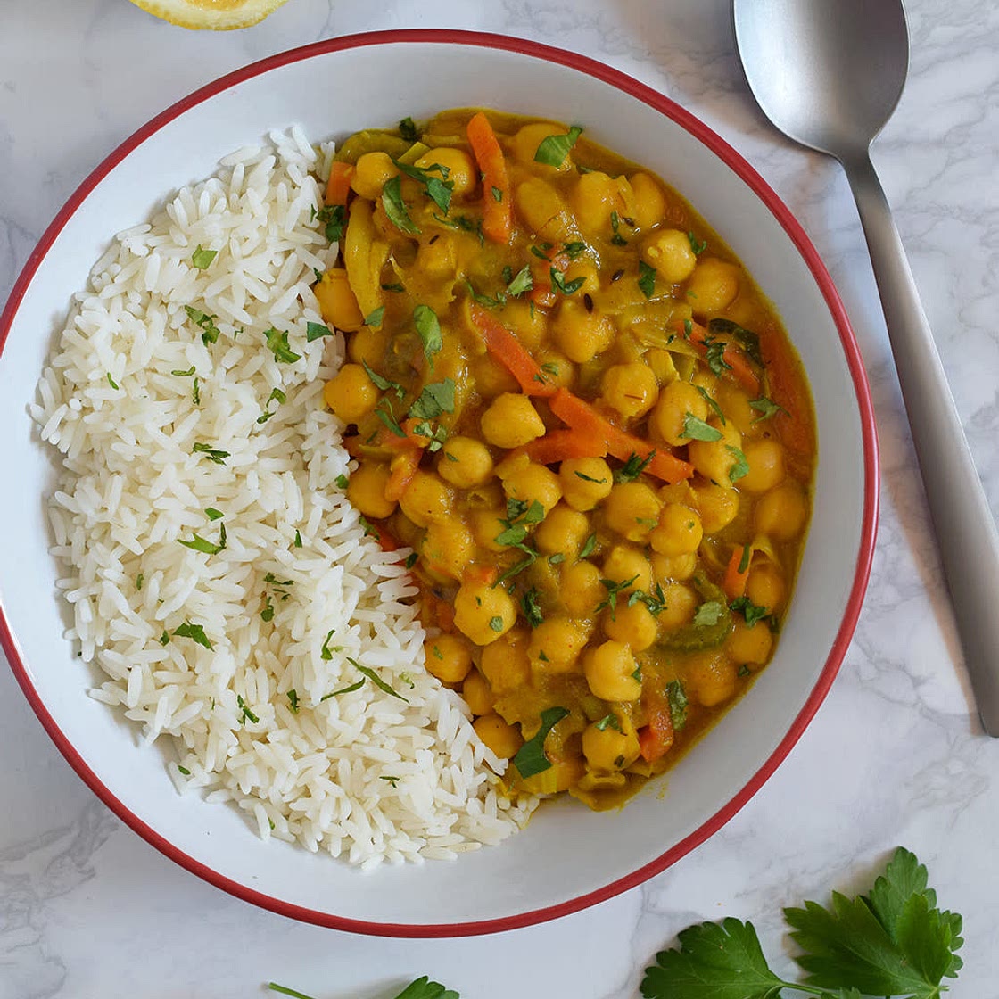 Arroz con garbanzos y ensalada