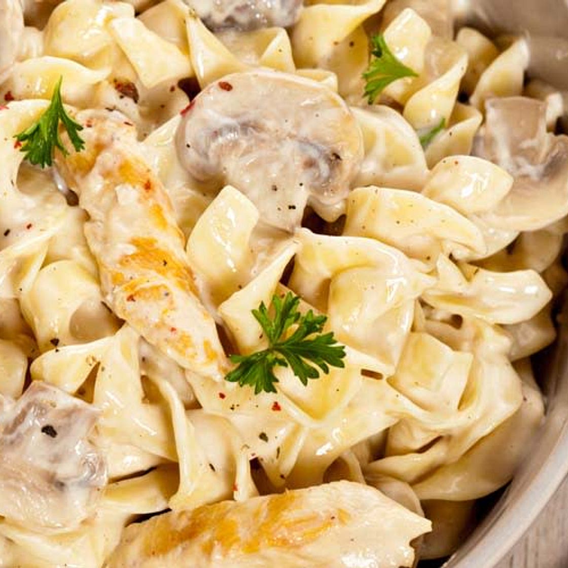 Pasta con pollo y champiñones