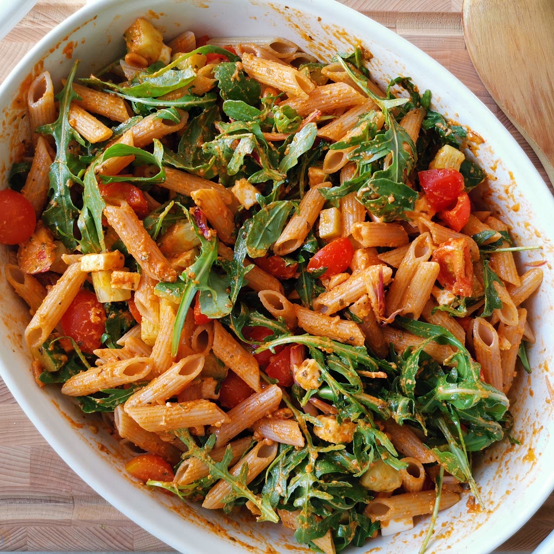 Pasta met rode pesto en kalkoenspekjes