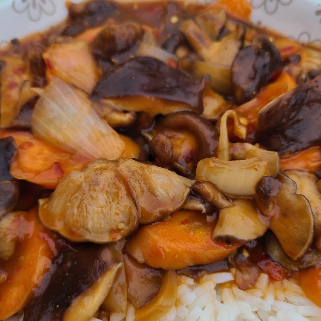 Shiitake mushrooms and carrots in a brown sauce