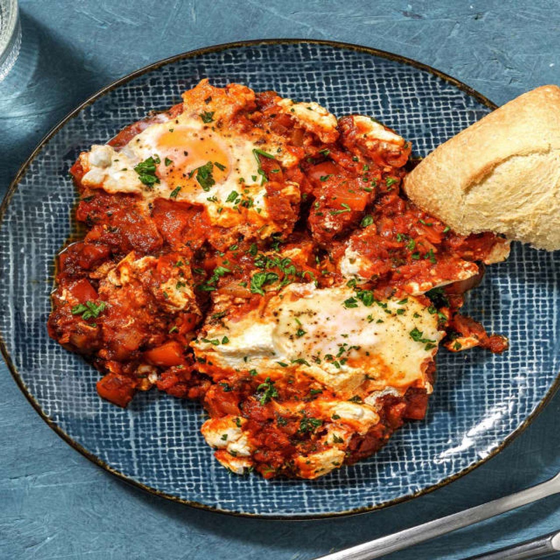 Chakchouka au fromage de chèvre frais aux légumes sautés, œufs et poivron