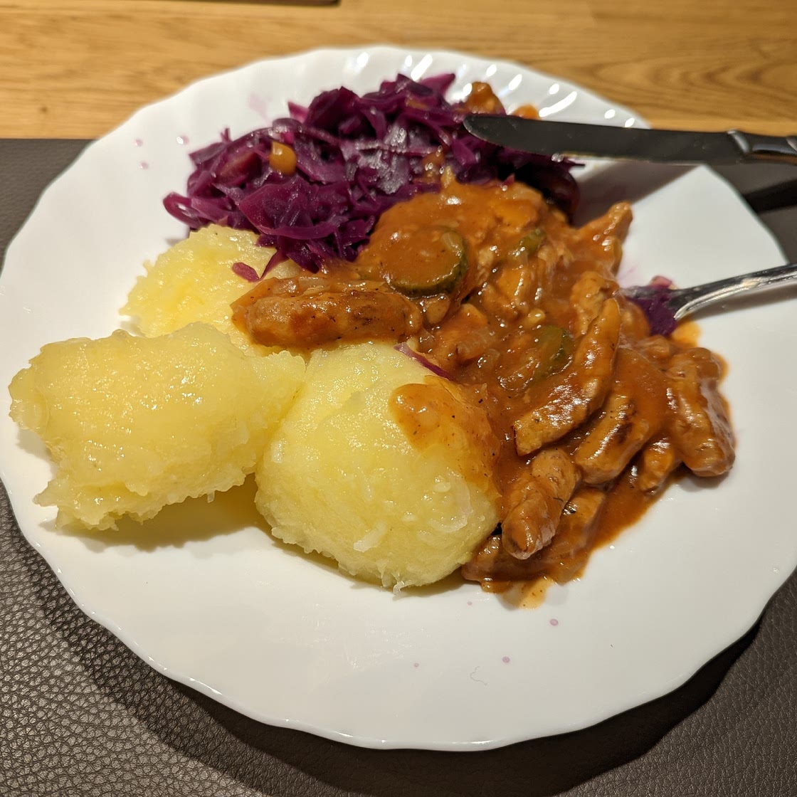 Veganes Gulasch mit Pfannenknödeln & Rotkraut
