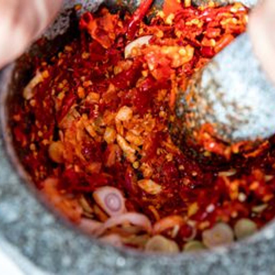 Traditional Toum (Lebanese Garlic Sauce) Recipe