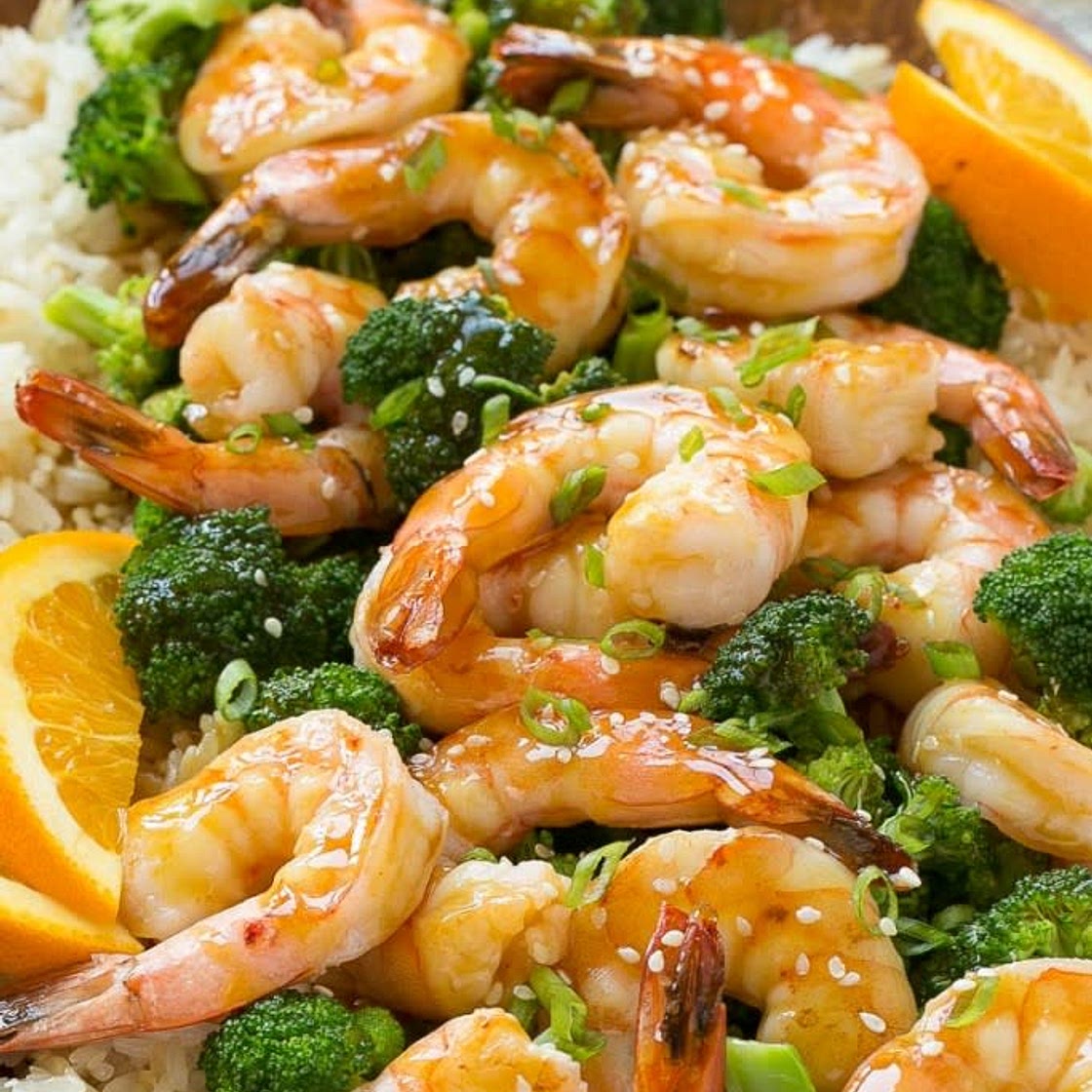 Shrimp and broccoli rice with garlic and oranges
