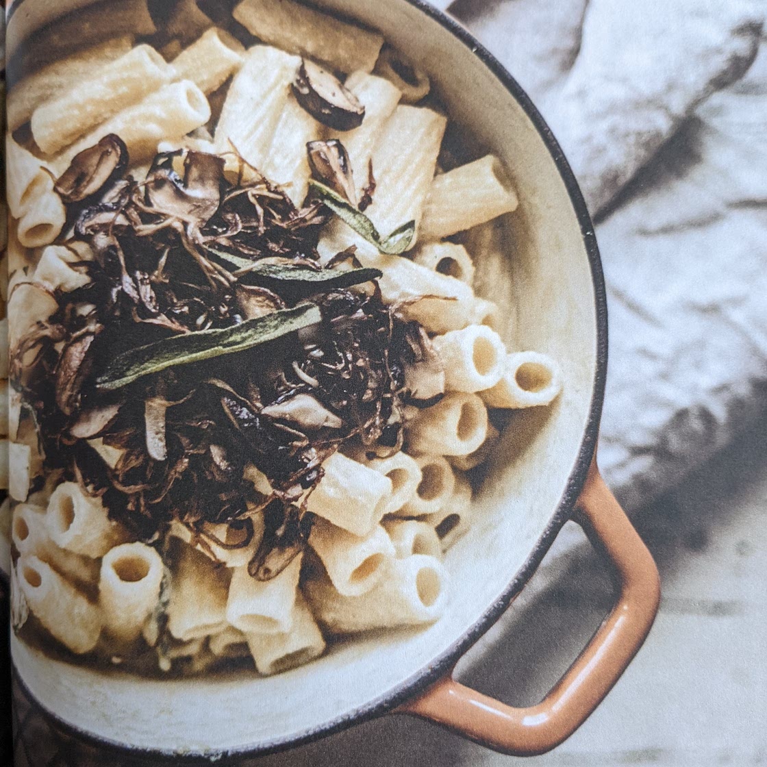 Pâtes au fromage de noix de cajou, garniture aux champignons.