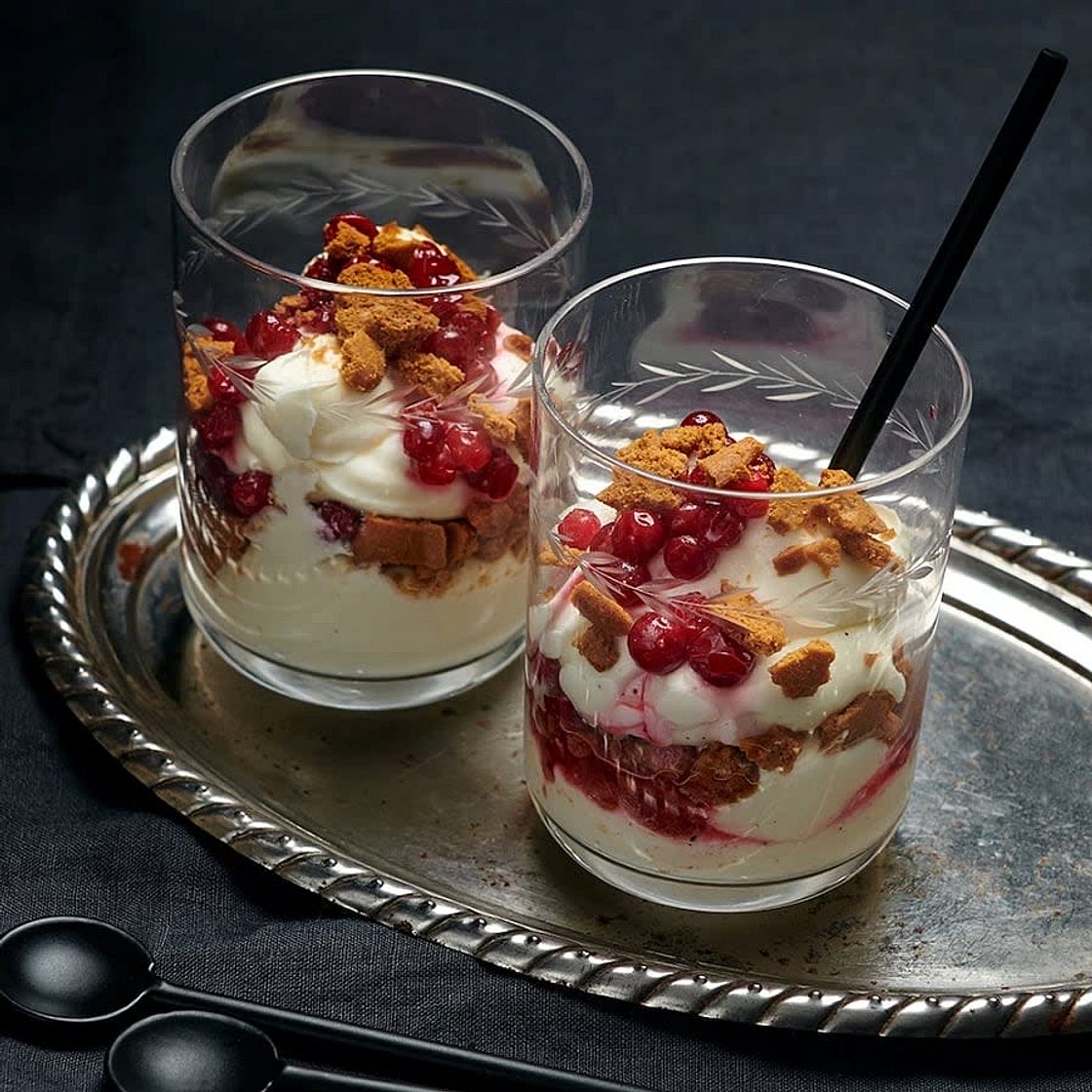 Cheesecake i glas med pepparkaka och lingon